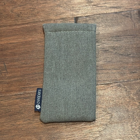 New Gray Eyeglass Case - Perfect to add to your bundle! - Picture 2 of 4